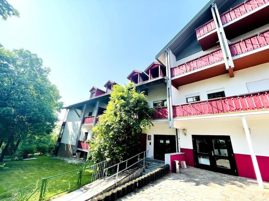 Fewo 20 - Appartement Im Rottalblick - Youngmodern Wohnen Mit Bademantelgang Zur Therme, Tv, Balkon Und Persoenlichem Gaesteempfang Von Astarte Estate Bad Griesbach  Exteriör bild